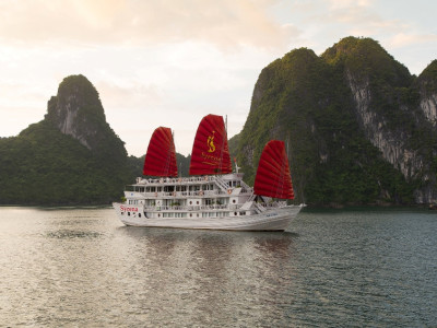 Syrena Cruises at sunrise